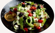 Photo Greek salad  with salad dressing - Pica Lulū